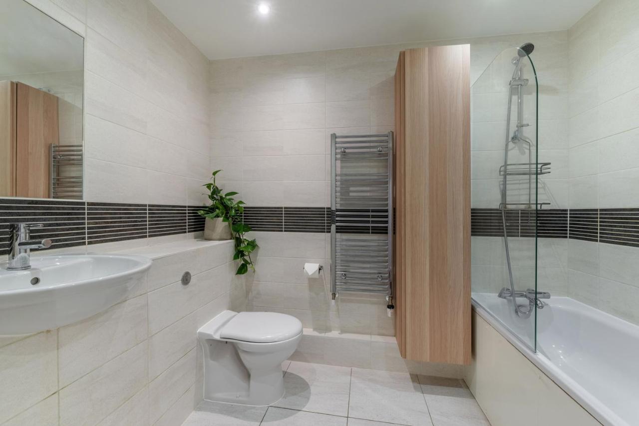 Kensington Luxury Retreat: Spacious 2-Bedroom with Prime Location London Exterior photo